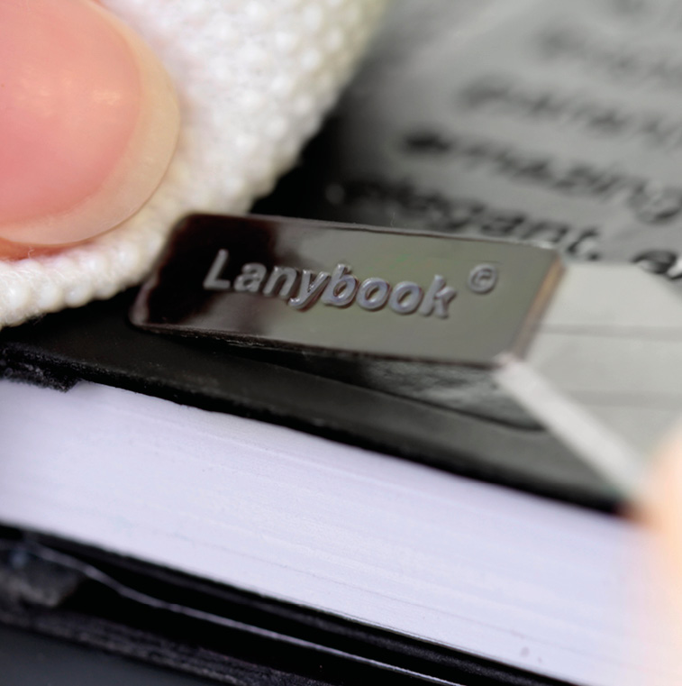 1 Alt-Text: "Blaues, personalisiertes Premium-Notizbuch von Lanybook für Lufthansa, mit hochwertiger Logo-Prägung auf dem Cover, ideal für Business- und Corporate-Design