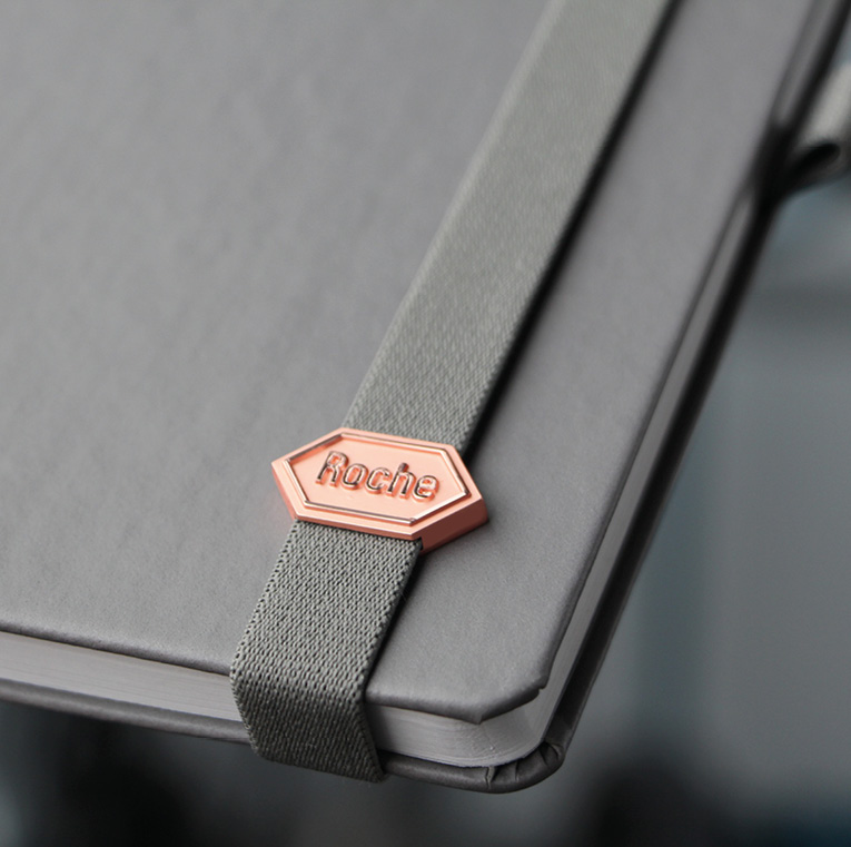 2 Alt-Text: "Blaues, personalisiertes Premium-Notizbuch von Lanybook für Lufthansa, mit hochwertiger Logo-Prägung auf dem Cover, ideal für Business- und Corporate-Design