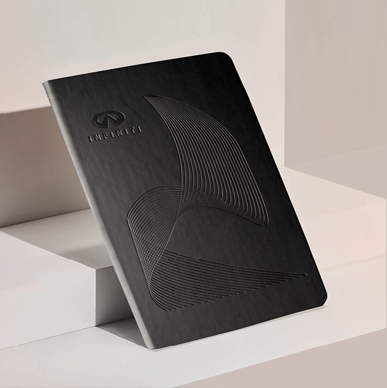 5a Alt-Text: "Blaues, personalisiertes Premium-Notizbuch von Lanybook für Lufthansa, mit hochwertiger Logo-Prägung auf dem Cover, ideal für Business- und Corporate-Design